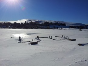 Lac gelé sous un épais manteau de neige