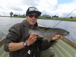 Elle n'a pas pu résister à un gros grillon !